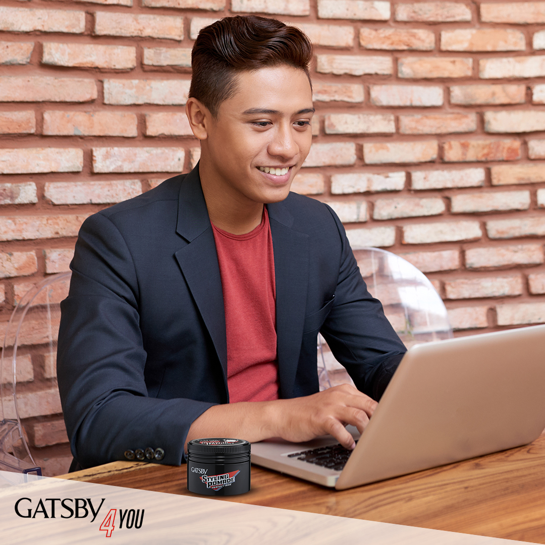 Man working in a laptop