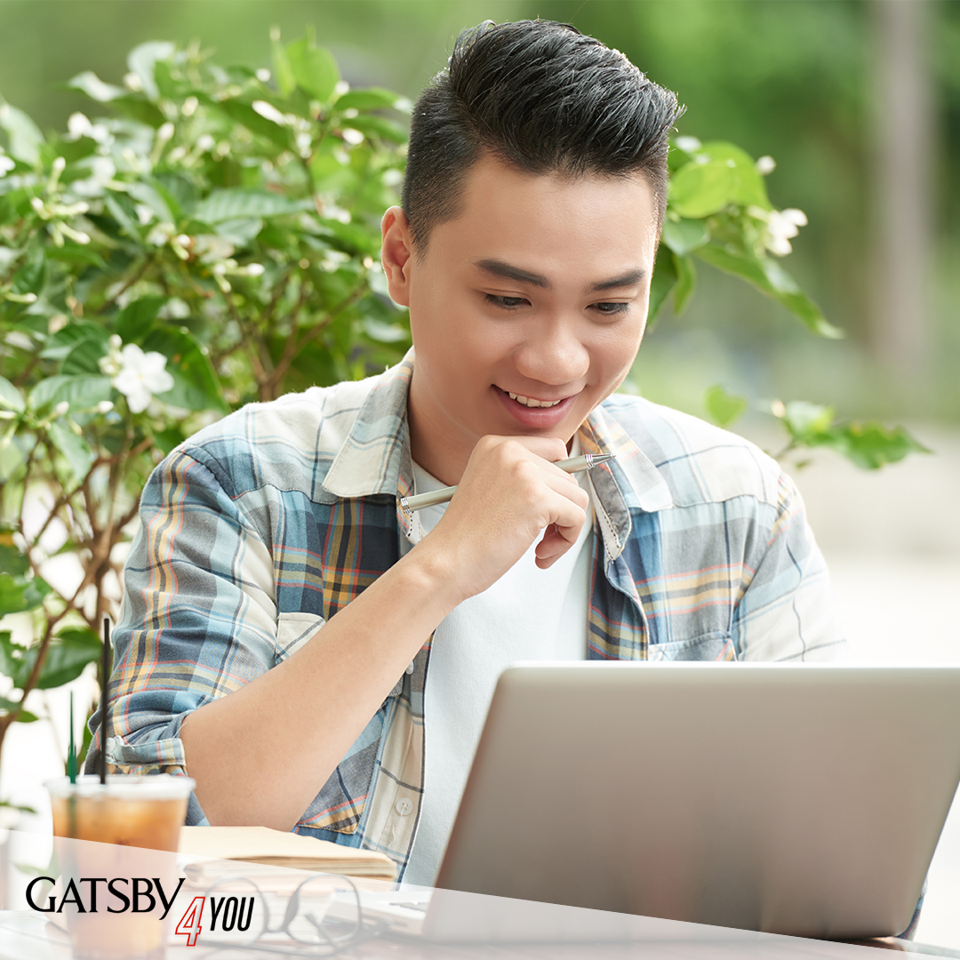 Man working in a laptop